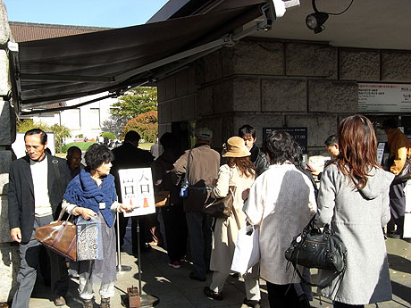 東京国立博物館の出入口にも入館の列