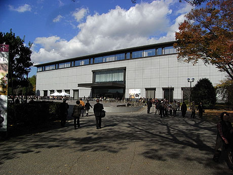 皇室の名宝 展が行なわれている「平成館」