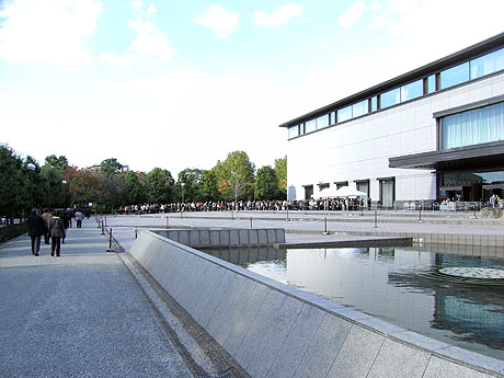 平成館の入口に向けて並ぶ人々