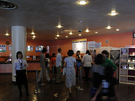 東京都美術館のチケット売り場はそこそこ並んでます