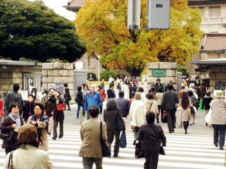 本日から第二部がはじまり、混雑する東京国立博物館前の横断歩道